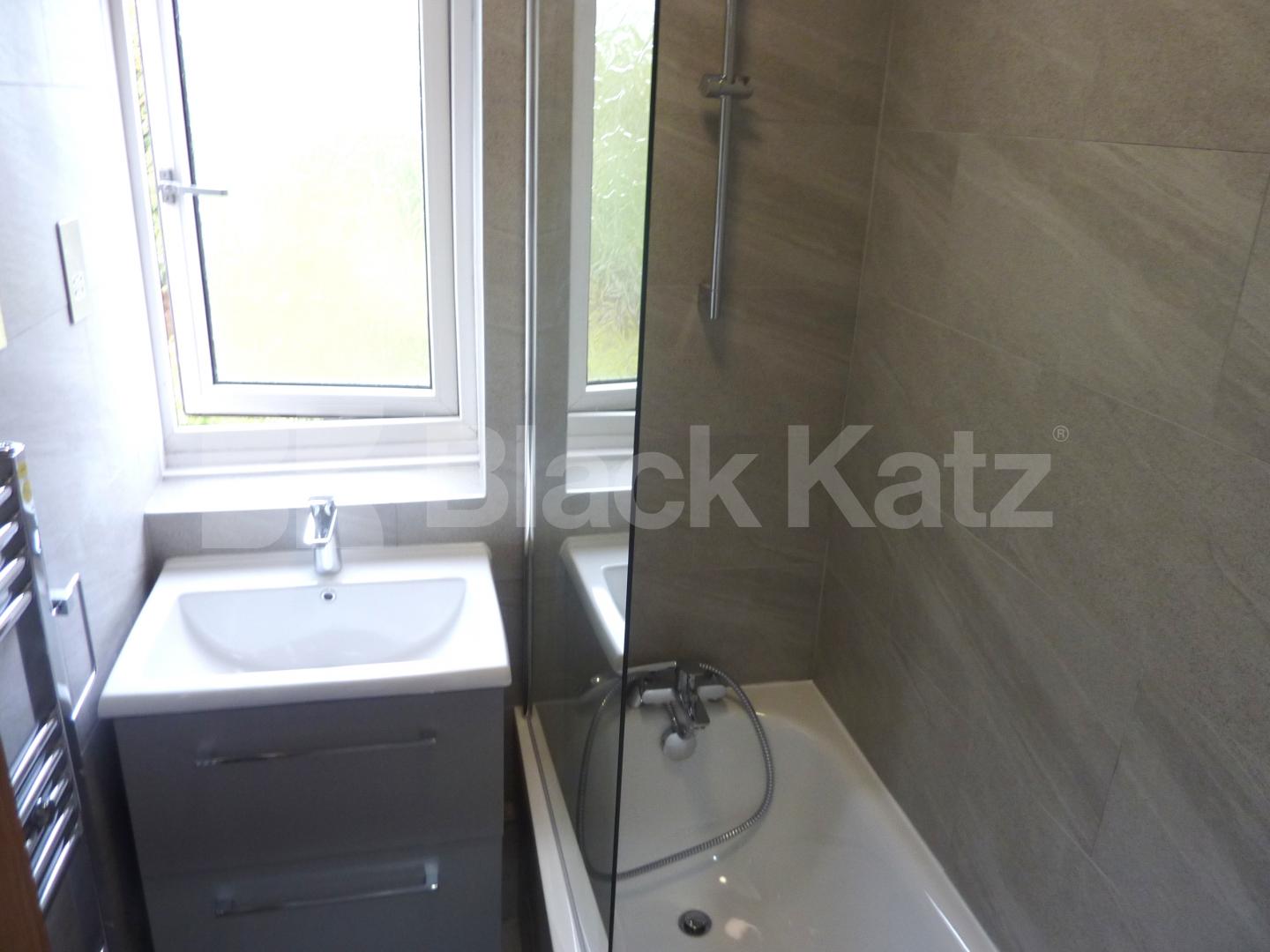 			SPACIOUS 3 BED FLAT SUITABLE FOR 4 SHARERS, 4 Bedroom, 1 bath, 1 reception Flat			 ROWSTOCK GARDENS , CAMDEN